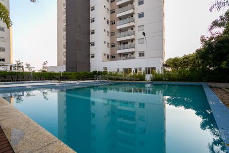 Apartamento à venda com 220m², 3 quartos e 4 vagas Apartamento à venda com 220m², 3 quartos e 4 vagasÁrea comum - Piscina