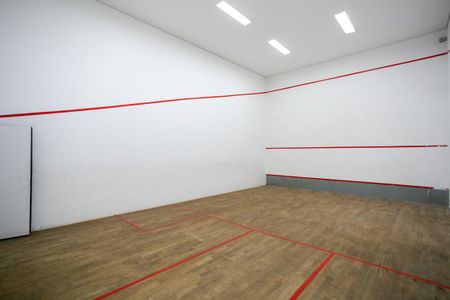 Apartamento à venda com 220m², 3 quartos e 4 vagas Apartamento à venda com 220m², 3 quartos e 4 vagasÁrea comum - Quadra de squash
