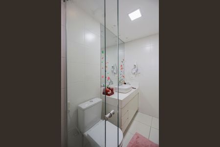 Apartamento à venda com 220m², 3 quartos e 4 vagas Apartamento à venda com 220m², 3 quartos e 4 vagasBanheiro da suíte 2
