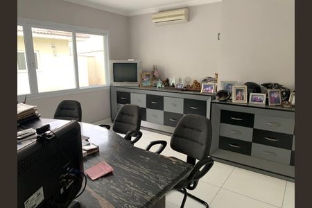 Casa à venda com 450m², 3 quartos e 6 vagasEscritório