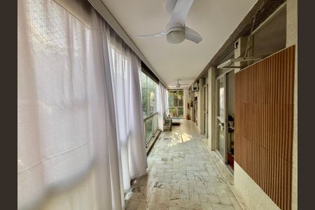 Apartamento à venda com 105m², 3 quartos e 2 vagas Apartamento à venda com 105m², 3 quartos e 2 vagasVaranda