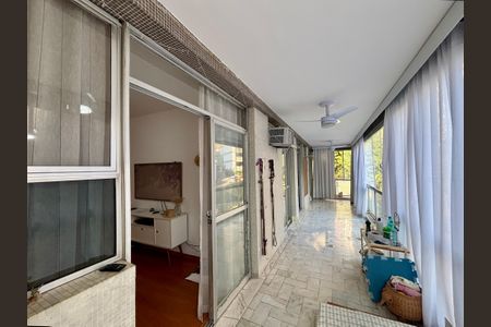 Apartamento à venda com 105m², 3 quartos e 2 vagas Apartamento à venda com 105m², 3 quartos e 2 vagasVaranda