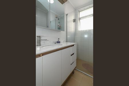Banheiro de apartamento à venda com 1 quarto, 44m² em Petrópolis, Porto Alegre