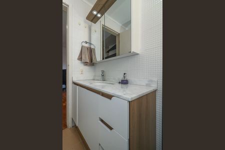 Banheiro de apartamento à venda com 1 quarto, 44m² em Petrópolis, Porto Alegre