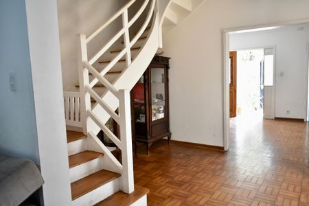 Casa à venda com 350m², 3 quartos e 2 vagas Casa à venda com 350m², 3 quartos e 2 vagasEscadas