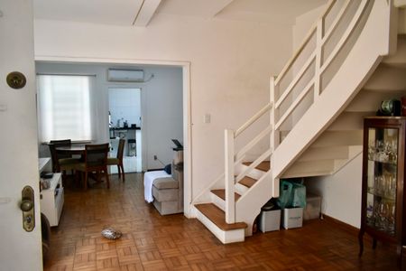 Casa à venda com 350m², 3 quartos e 2 vagas Casa à venda com 350m², 3 quartos e 2 vagasSala