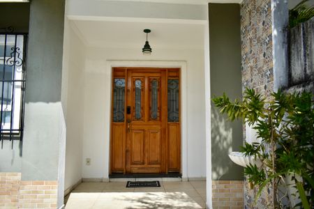 Casa à venda com 350m², 3 quartos e 2 vagas Casa à venda com 350m², 3 quartos e 2 vagasFachada