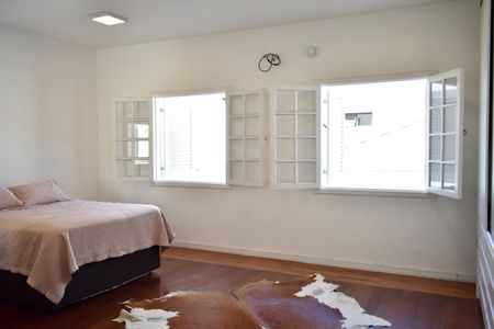 Casa à venda com 350m², 3 quartos e 2 vagas Casa à venda com 350m², 3 quartos e 2 vagasSuíte