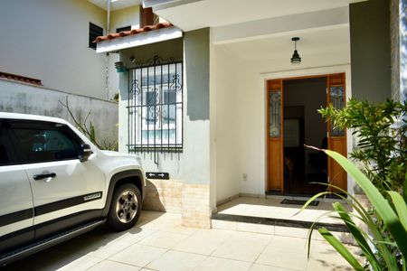 Casa à venda com 350m², 3 quartos e 2 vagas Casa à venda com 350m², 3 quartos e 2 vagasFachada