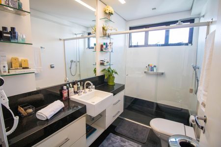 Apartamento à venda com 575m², 4 quartos e 4 vagasBanheiro do Quarto 2