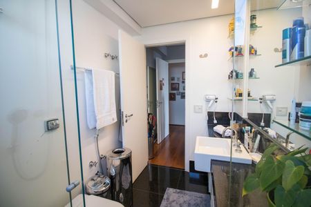 Apartamento à venda com 575m², 4 quartos e 4 vagasBanheiro do Quarto 2