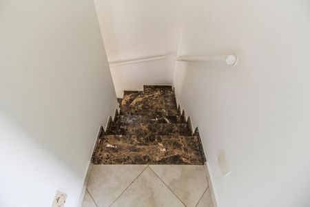 Casa de condomínio à venda com 180m², 3 quartos e 2 vagas Casa de condomínio à venda com 180m², 3 quartos e 2 vagasEscada