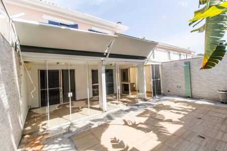 Casa de condomínio à venda com 180m², 3 quartos e 2 vagas Casa de condomínio à venda com 180m², 3 quartos e 2 vagasQuintal