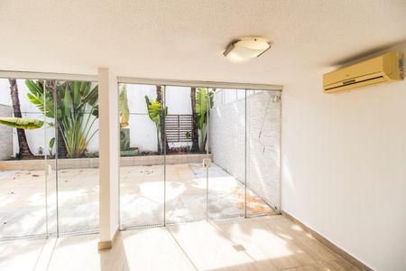 Casa de condomínio à venda com 180m², 3 quartos e 2 vagas Casa de condomínio à venda com 180m², 3 quartos e 2 vagasVista da Sala