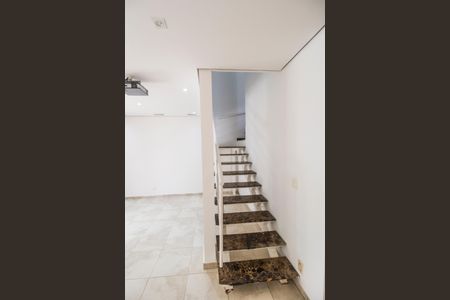 Casa de condomínio à venda com 180m², 3 quartos e 2 vagas Casa de condomínio à venda com 180m², 3 quartos e 2 vagasEscada