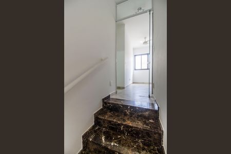 Casa de condomínio à venda com 180m², 3 quartos e 2 vagas Casa de condomínio à venda com 180m², 3 quartos e 2 vagasEscada