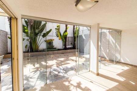 Casa de condomínio à venda com 180m², 3 quartos e 2 vagas Casa de condomínio à venda com 180m², 3 quartos e 2 vagasVaranda