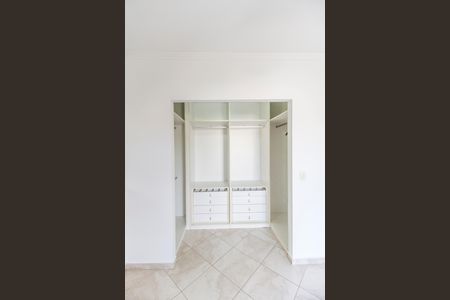 Casa de condomínio à venda com 180m², 3 quartos e 2 vagas Casa de condomínio à venda com 180m², 3 quartos e 2 vagasCloset da suíte