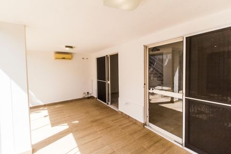 Casa de condomínio à venda com 180m², 3 quartos e 2 vagas Casa de condomínio à venda com 180m², 3 quartos e 2 vagasVaranda
