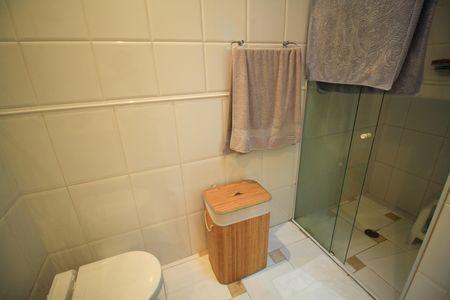 Casa à venda com 338m², 4 quartos e 4 vagas Casa à venda com 338m², 4 quartos e 4 vagasBanheiro do Quarto 4