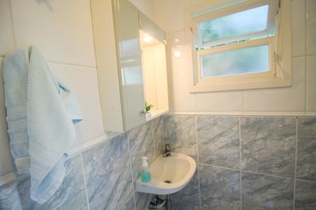 Casa à venda com 338m², 4 quartos e 4 vagas Casa à venda com 338m², 4 quartos e 4 vagasBanheiro de Serviço