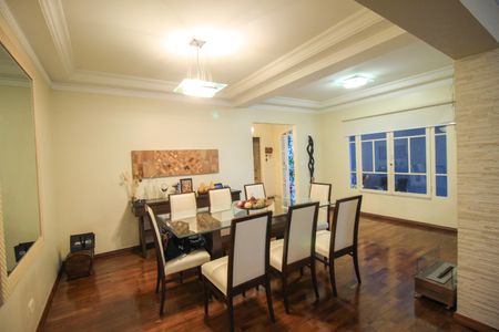 Casa à venda com 338m², 4 quartos e 4 vagas Casa à venda com 338m², 4 quartos e 4 vagasSala