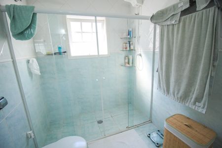 Casa à venda com 338m², 4 quartos e 4 vagas Casa à venda com 338m², 4 quartos e 4 vagasBanheiro do Quarto 1