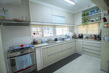 Casa à venda com 338m², 4 quartos e 4 vagas Casa à venda com 338m², 4 quartos e 4 vagasCozinha