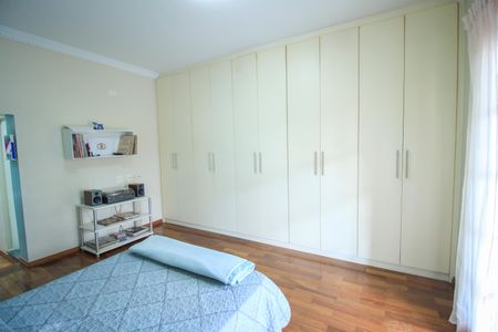 Casa à venda com 338m², 4 quartos e 4 vagas Casa à venda com 338m², 4 quartos e 4 vagasQuarto 3