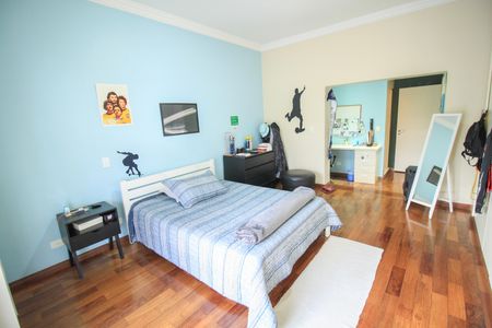 Casa à venda com 338m², 4 quartos e 4 vagas Casa à venda com 338m², 4 quartos e 4 vagasQuarto 4