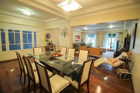 Casa à venda com 338m², 4 quartos e 4 vagas Casa à venda com 338m², 4 quartos e 4 vagasSala