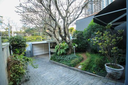 Casa à venda com 338m², 4 quartos e 4 vagas Casa à venda com 338m², 4 quartos e 4 vagasÁrea comum