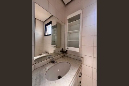 Banheiro de apartamento à venda com 1 quarto, 55m² em Cambuí, Campinas