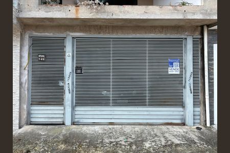 Casa à venda com 170m², 3 quartos e 2 vagas Casa à venda com 170m², 3 quartos e 2 vagasFachada