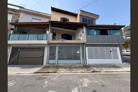 Casa à venda com 170m², 3 quartos e 2 vagas Casa à venda com 170m², 3 quartos e 2 vagasFachada