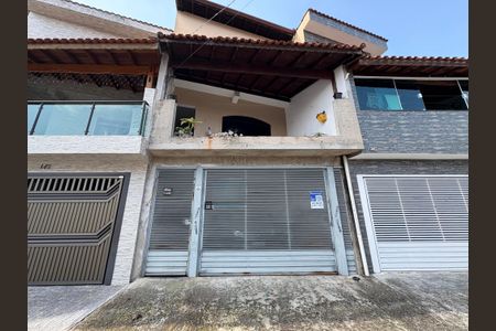 Casa à venda com 170m², 3 quartos e 2 vagas Casa à venda com 170m², 3 quartos e 2 vagasFachada