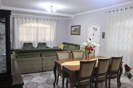 Casa à venda com 185m², 3 quartos e 2 vagasSala