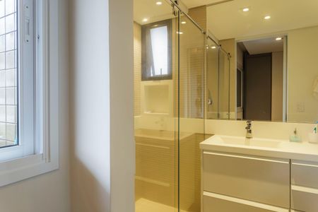 Apartamento à venda com 247m², 3 quartos e 3 vagas Apartamento à venda com 247m², 3 quartos e 3 vagasBanheiro da Suíte 2