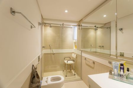Apartamento à venda com 247m², 3 quartos e 3 vagas Apartamento à venda com 247m², 3 quartos e 3 vagasBanheiro da Suíte 1
