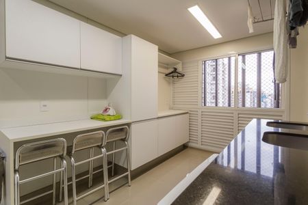 Apartamento à venda com 247m², 3 quartos e 3 vagas Apartamento à venda com 247m², 3 quartos e 3 vagasÁrea de Serviço