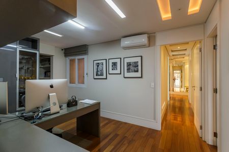 Apartamento à venda com 247m², 3 quartos e 3 vagas Apartamento à venda com 247m², 3 quartos e 3 vagasEscritório