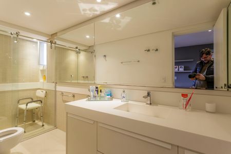 Apartamento à venda com 247m², 3 quartos e 3 vagas Apartamento à venda com 247m², 3 quartos e 3 vagasBanheiro da Suíte 1