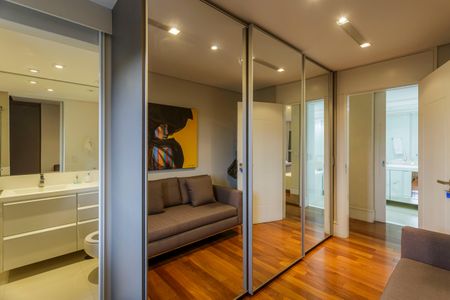 Apartamento à venda com 247m², 3 quartos e 3 vagas Apartamento à venda com 247m², 3 quartos e 3 vagasSuíte 2