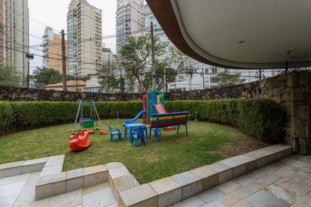 Apartamento à venda com 247m², 3 quartos e 3 vagas Apartamento à venda com 247m², 3 quartos e 3 vagasÁrea comum - Playground