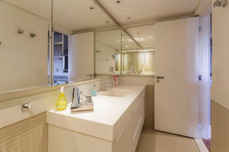 Apartamento à venda com 247m², 3 quartos e 3 vagas Apartamento à venda com 247m², 3 quartos e 3 vagasBanheiro da Suíte 1