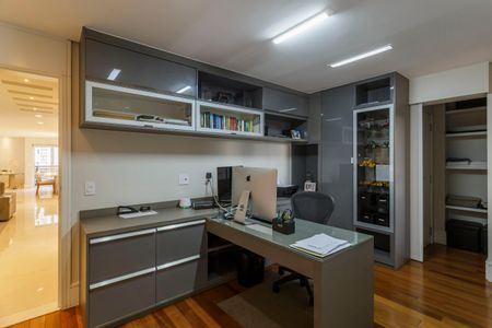 Apartamento à venda com 247m², 3 quartos e 3 vagas Apartamento à venda com 247m², 3 quartos e 3 vagasEscritório