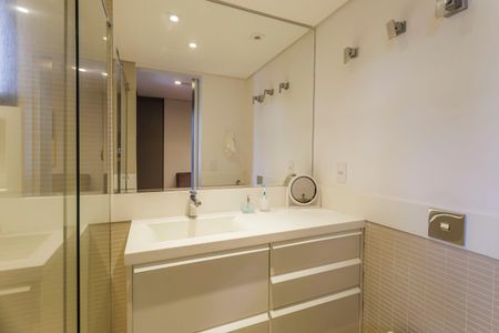 Apartamento à venda com 247m², 3 quartos e 3 vagas Apartamento à venda com 247m², 3 quartos e 3 vagasBanheiro da Suíte 2