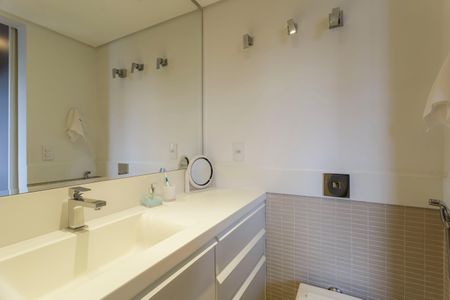 Apartamento à venda com 247m², 3 quartos e 3 vagas Apartamento à venda com 247m², 3 quartos e 3 vagasBanheiro da Suíte 2