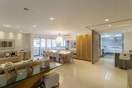 Apartamento à venda com 247m², 3 quartos e 3 vagas Apartamento à venda com 247m², 3 quartos e 3 vagasSala