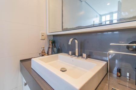 Casa à venda com 244m², 5 quartos e 4 vagasBanheiro da Suíte